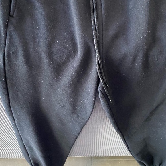 ALO Yoga Black Joggers - Picture 7 of 11